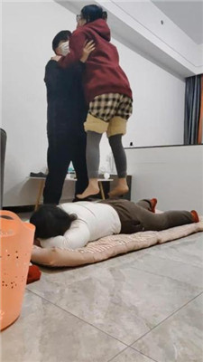 图片[3]_樱樱情侣主-让闺蜜下跪伺候-全体重踩踏三