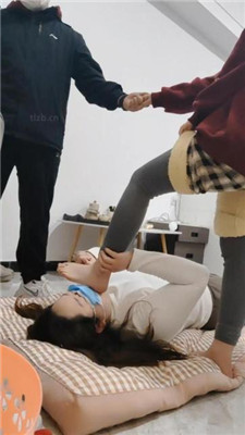 图片[5]_樱樱情侣主-让闺蜜下跪伺候-全体重踩踏三