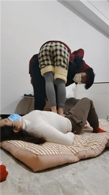 图片[6]_樱樱情侣主-让闺蜜下跪伺候-全体重踩踏三