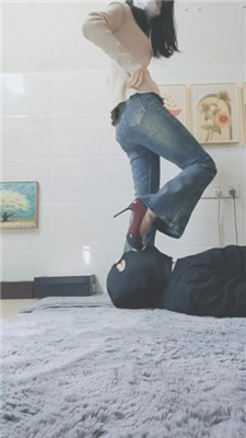 图片[8]_灵竹红高跟恋足跪舔/吮吸脚趾