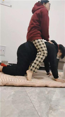 【樱樱】情侣主-让闺蜜下跪伺候-骑狗背/踩踏/奴下奴【四】_绳艺库视频下载