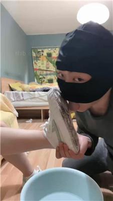 【黑泽兮】狗舌清理脏运动鞋白棉袜_绳艺库视频下载