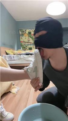 图片[3]_黑泽兮狗舌清理脏运动鞋白棉袜