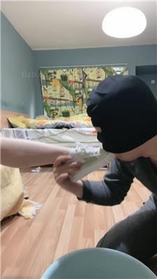 图片[4]_黑泽兮狗舌清理脏运动鞋白棉袜