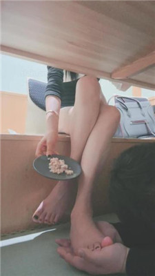 图片[4]_盛捷女王桌底视角伺候主人吃饭续集
