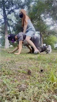 魔鬼天使户外虐跟踪狂-坐脸窒息/碾压踩/骑马双视角版bf42909 网友原创 第5张