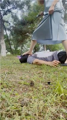 魔鬼天使户外虐跟踪狂-坐脸窒息/碾压踩/骑马双视角版bf42909 网友原创 第9张