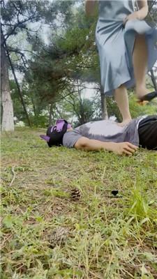 魔鬼天使户外虐跟踪狂-坐脸窒息/碾压踩/骑马双视角版bf42909 网友原创 第10张