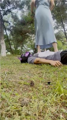 魔鬼天使户外虐跟踪狂-坐脸窒息/碾压踩/骑马双视角版bf42909 网友原创 第12张