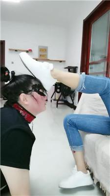 凌儿耳光教训偷懒母畜/闻臭鞋臭脚/脚喂食 bf42842 网友原创 第15张