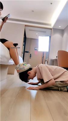 萌宝儿狗舌舔脏鞋/踩踏喂食/插嘴 bf43261 网友原创 第2张