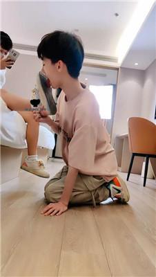 萌宝儿狗舌舔脏鞋/踩踏喂食/插嘴 bf43261 网友原创 第7张