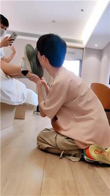 萌宝儿狗舌舔脏鞋/踩踏喂食/插嘴 bf43261 网友原创 第8张