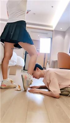 萌宝儿狗舌舔脏鞋/踩踏喂食/插嘴 bf43261 网友原创 第11张