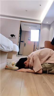 萌宝儿狗舌舔脏鞋/踩踏喂食/插嘴 bf43261 网友原创 第13张