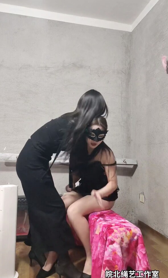 母女组合重磅来袭 足底特写 笑刑惩罚 脚底挠痒 折磨女儿 上+下_绳艺库视频下载