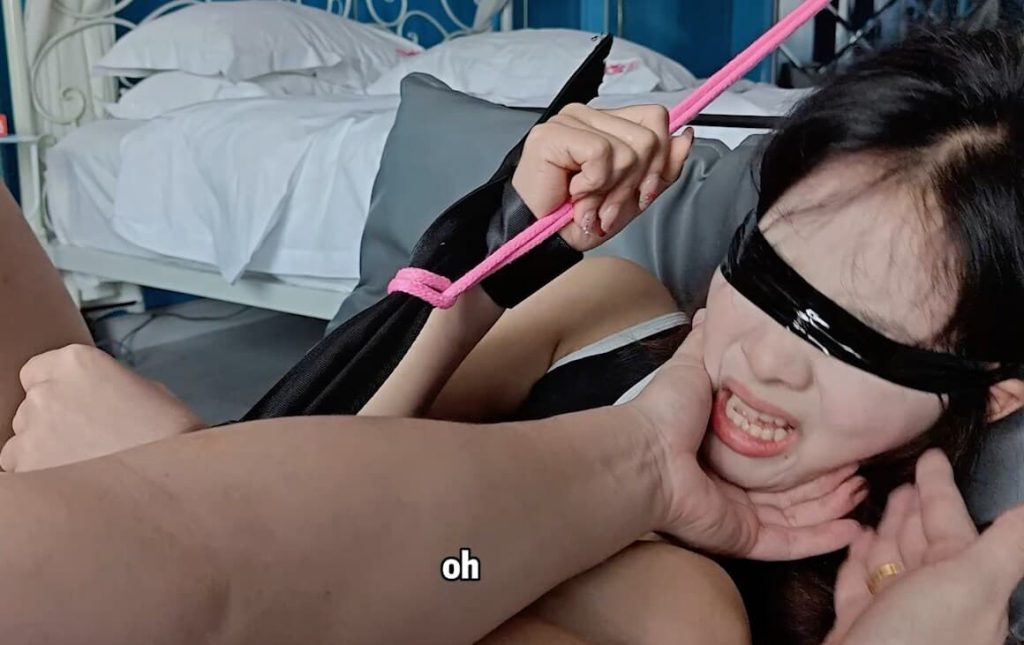 18岁少女 正在慢慢被打开的羞耻心 羞耻的挠脚心_绳艺库视频下载