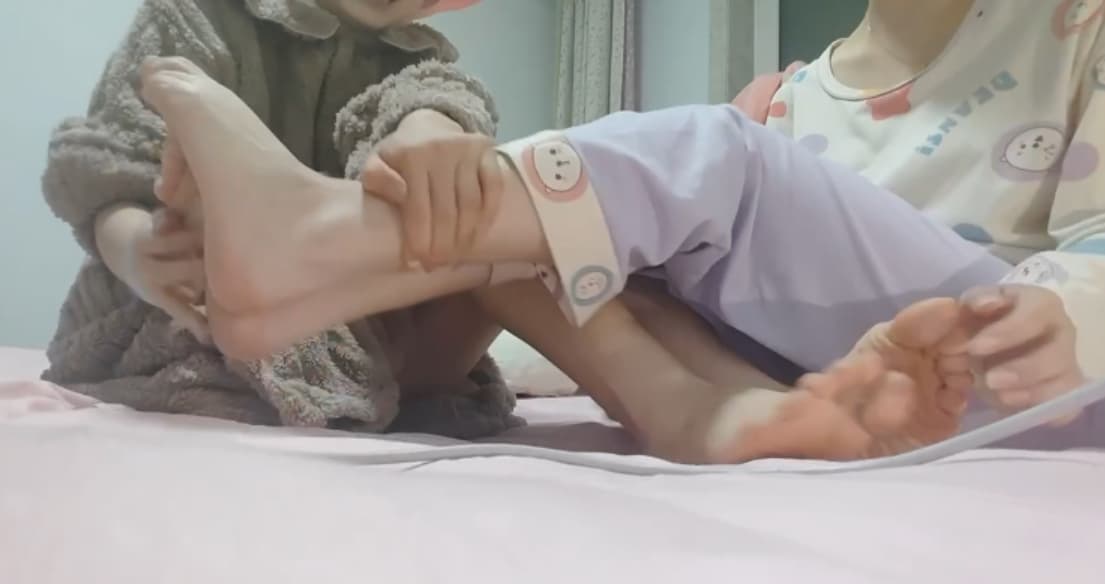 高中姐妹裸足，黑丝，脚心抹油tk，腰部互挠_绳艺库视频下载