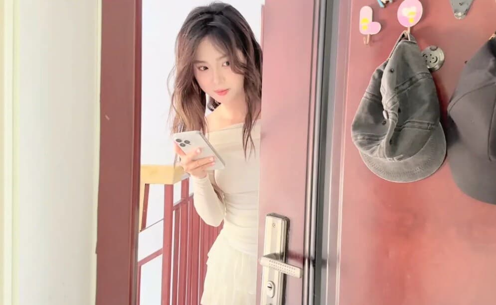 失联的闺蜜 小美只身查探不慎被绑在床上，肆意把玩TK白袜小脚_绳艺库视频下载