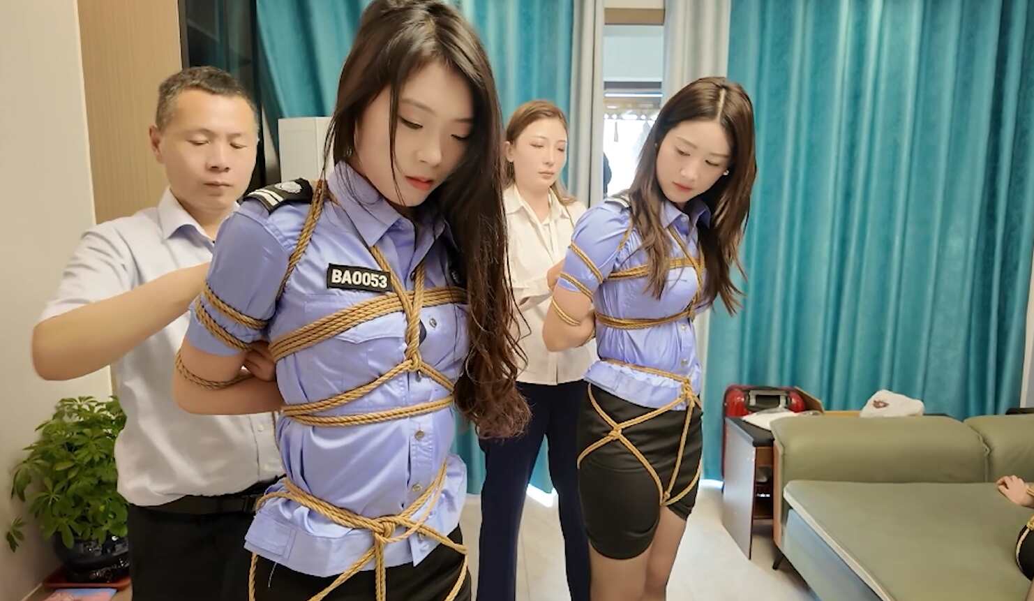 《特战行动3》小夏和茜茜，佳佳首次扮演反派 三位美女被TK_绳艺库视频下载