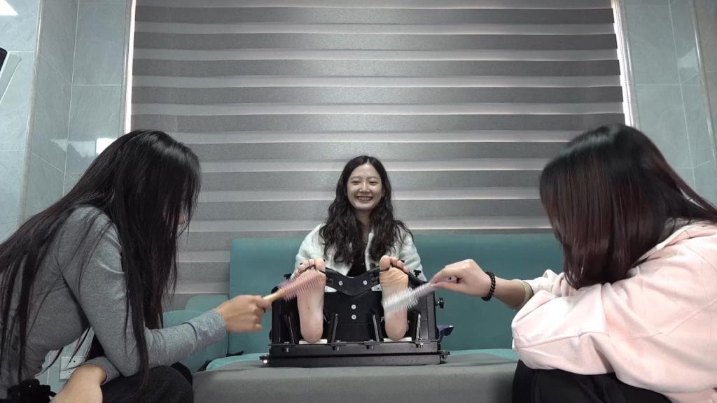 Ci Ci、Domi 和 Yi——在枷锁中轮流挠脚底_绳艺库视频下载