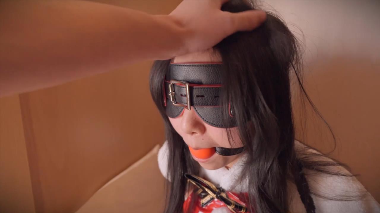 《女友的圣诞惊喜2》男友视角 脱掉鞋子尽情玩足tk脚心_绳艺库视频下载