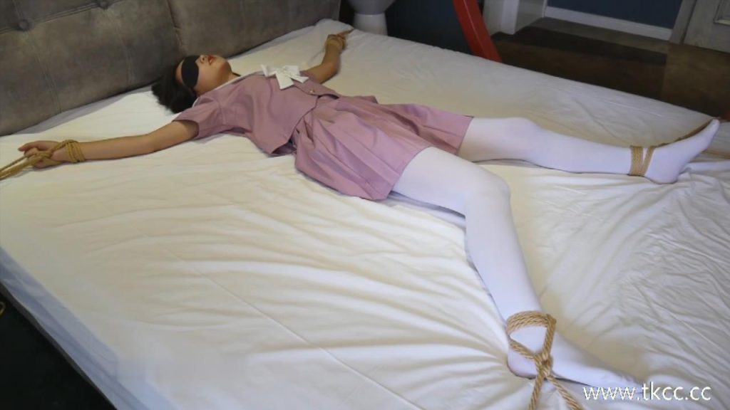 美女黑白肉丝挠脚心完整版_绳艺库视频下载