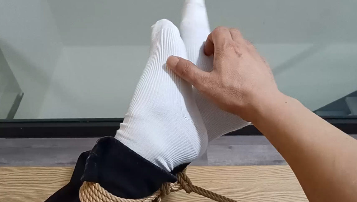 图片[2]_【探花郎】女孩文静的帆布白袜裸足被疯狂TK，口水拉丝_绳艺库视频下载