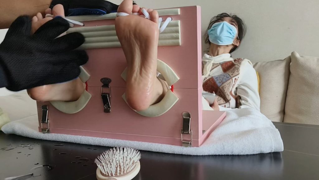 酒店挠邻家小妹脚心_绳艺库视频下载