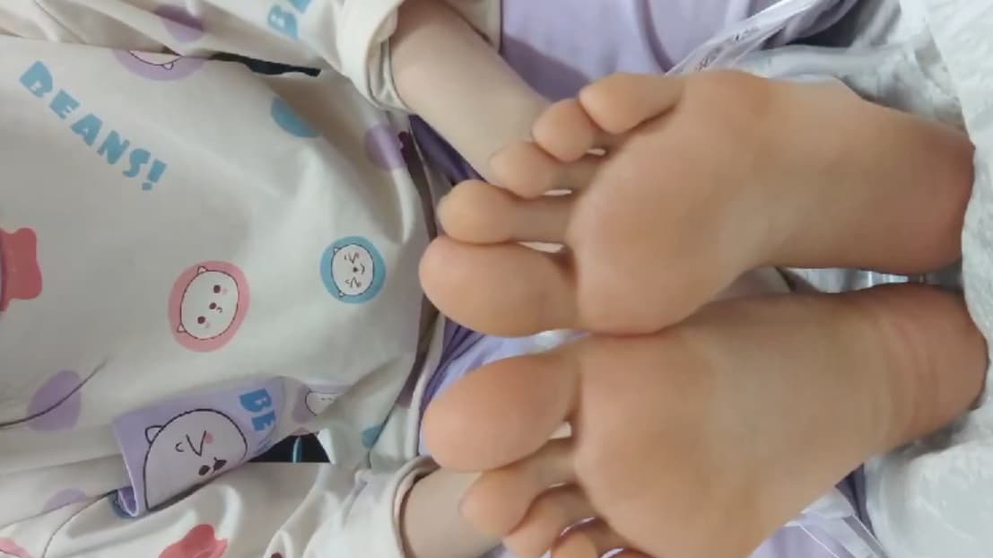 高中姐妹游戏，脚心，白棉袜，脚很好看_绳艺库视频下载