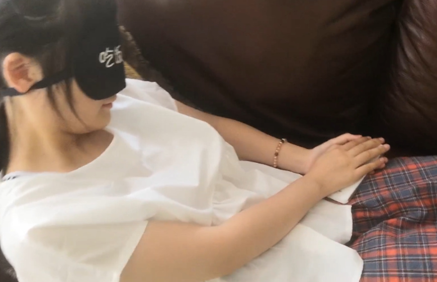 图片[2]_【大神原创】高颜值妹子的帆布美脚挠玩，非常怕痒_绳艺库视频下载