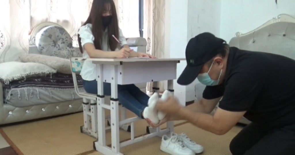 【新月】定拍 TK 桌子下玩JIO 脱鞋 狠挠白袜JIO 为了影响她学习必须要挠惨她_绳艺库视频下载