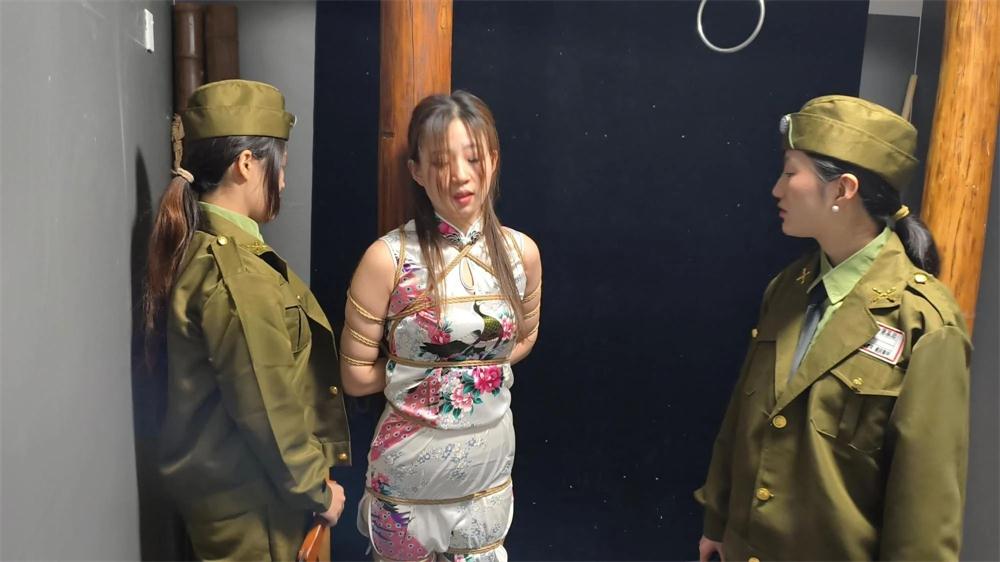 三位女模特倾情演绎，美女被特务抓住逼问，在老虎凳下各种TK鞭打_绳艺库视频下载