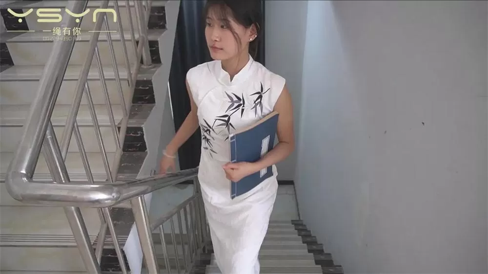 【一绳有你】旗袍女生被戴上拷脚镣捆绑坐老虎凳挠痒TK_绳艺库视频下载