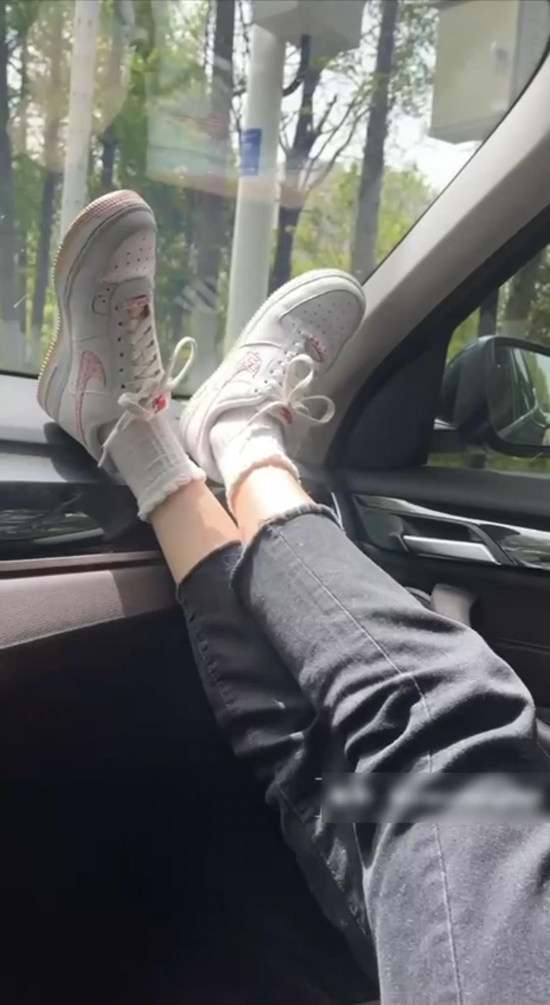 大神车上品玩女生娇嫩美足-套路她脱下鞋子tk她娇嫩的脚丫_绳艺库视频下载