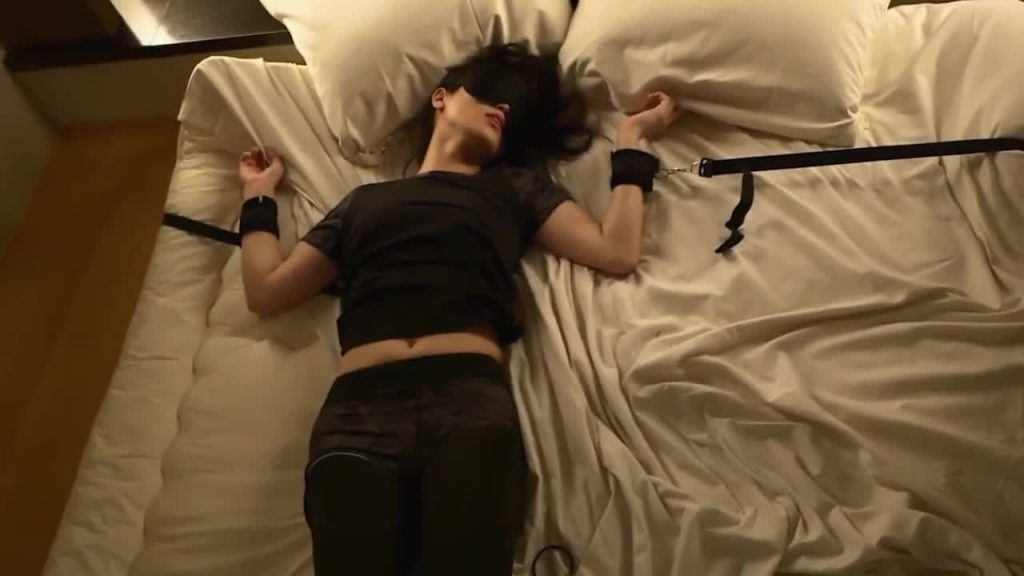 SDL气质小美女被绑住四肢疯狂TK美脚同时记录微妙表情_绳艺库视频下载