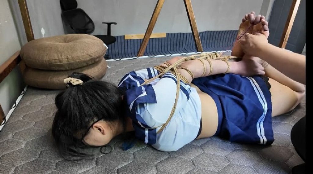 定拍小遥老虎凳_绳艺库视频下载