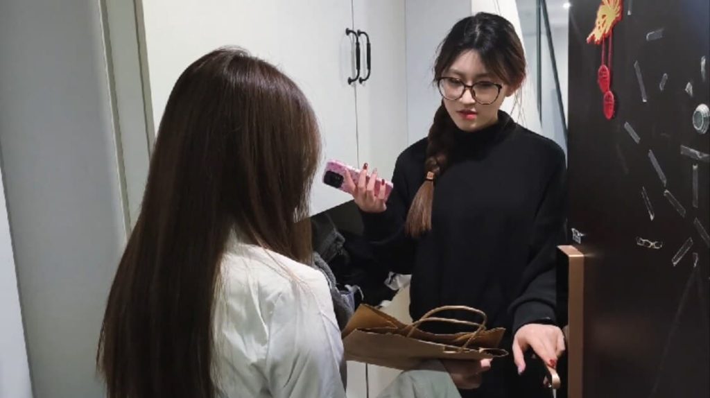 独居女性被测试抗敏感丝袜 却被女推销员捆绑堵嘴挠脚心_绳艺库视频下载