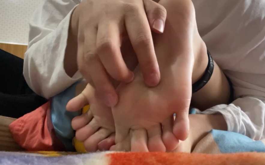 图片[5]_【AKB】说服漂亮小女友，真实tk怕痒的裸足，笑声不断_绳艺库视频下载