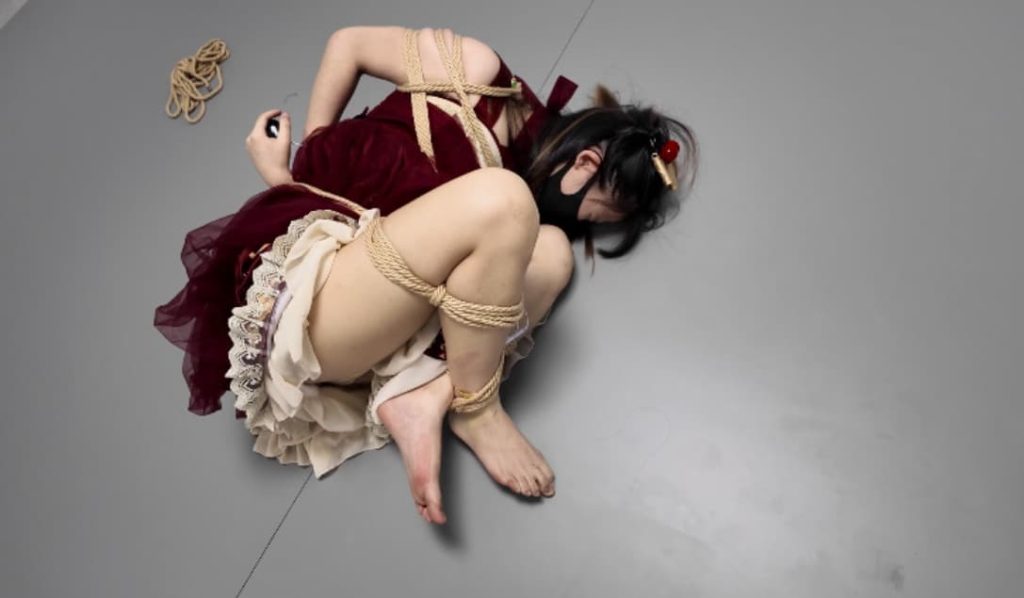 图片[3]_【海砂原创】舞蹈落选的少女逃脱失败游戏后惩罚光脚tk_绳艺库视频下载