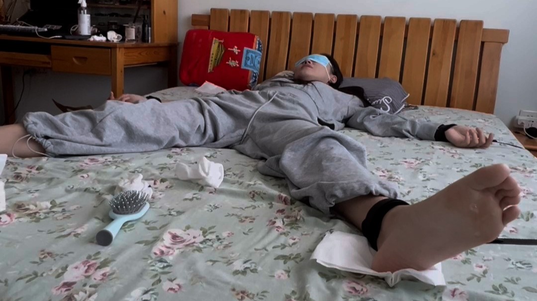 渣男，床上捆绑白袜学姐，多工具tk她脚心_绳艺库视频下载