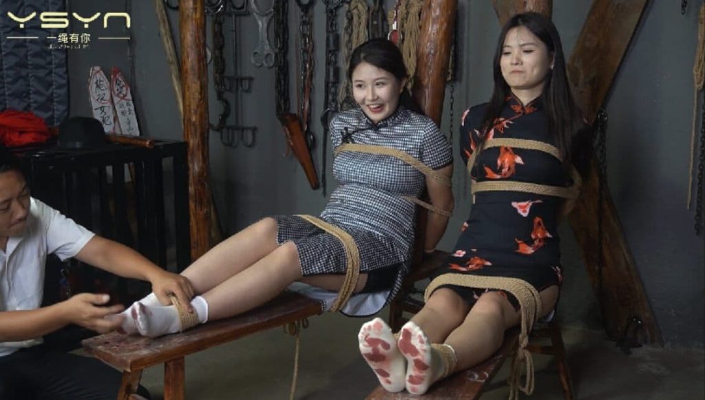 漂亮姐妹花江鑫柳依老虎凳TK夹脚趾_绳艺库视频下载