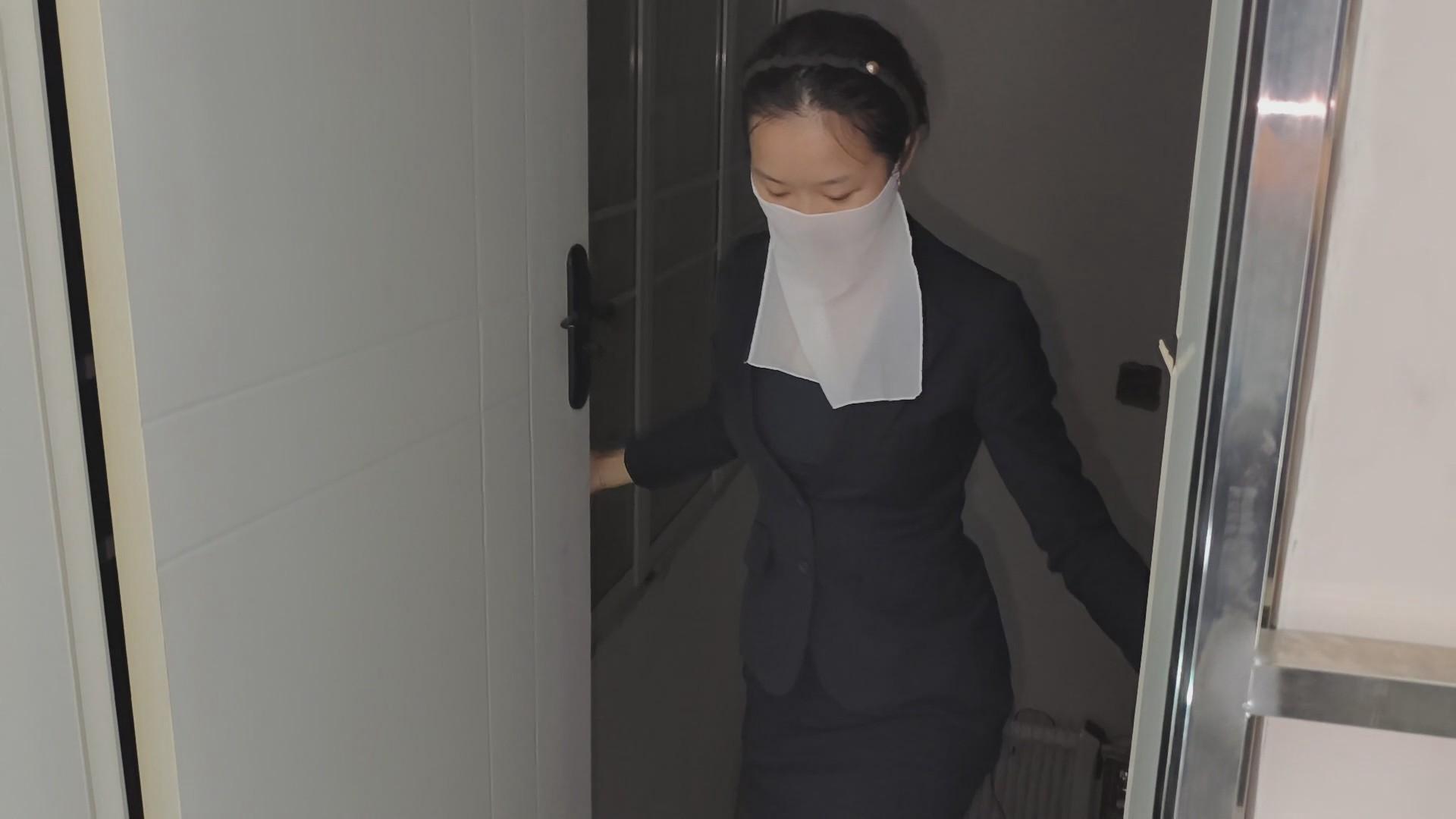 铁床挠脚心.挠痒痒游戏，兰兰高跟鞋脱掉后，光脚挠痒痒_绳艺库视频下载