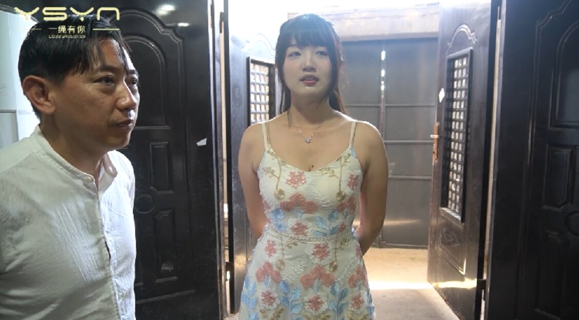 【亲身体验感想】性感漂亮小雅蕾丝花边裙来体验老虎凳TK_绳艺库视频下载