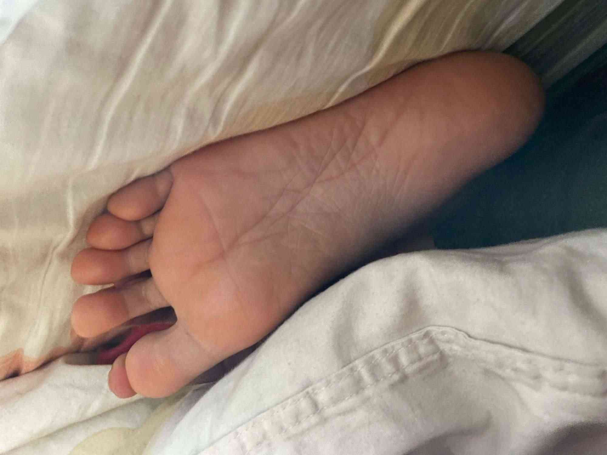 图片[6]_【cc原创】轻挠玩弄被窝里女友35码小嫩脚_绳艺库视频下载