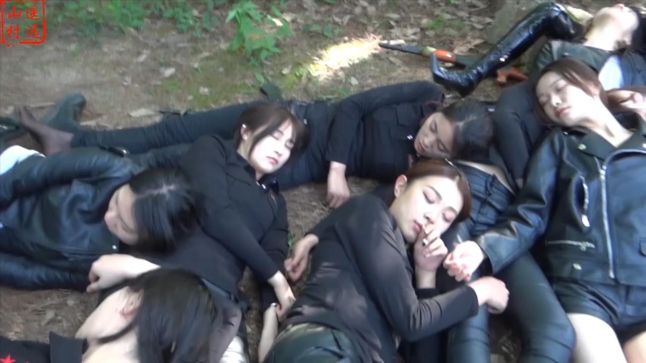 【山村作品】树林里多位长靴美女被脱靴玩足_绳艺库视频下载