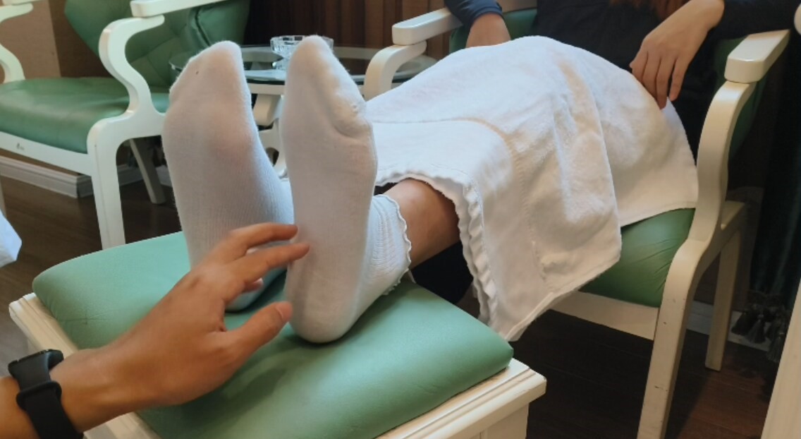 tk笑声甜美特别怕痒的小姐姐_绳艺库视频下载