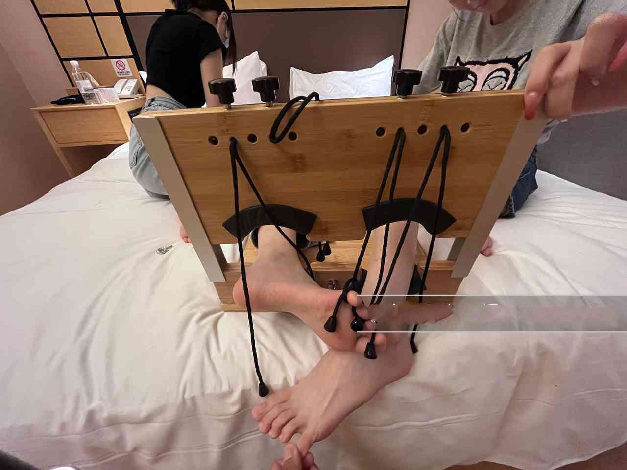 图片[3]_大神约现两个大学生小姐姐酒店狂挠美脚_绳艺库视频下载