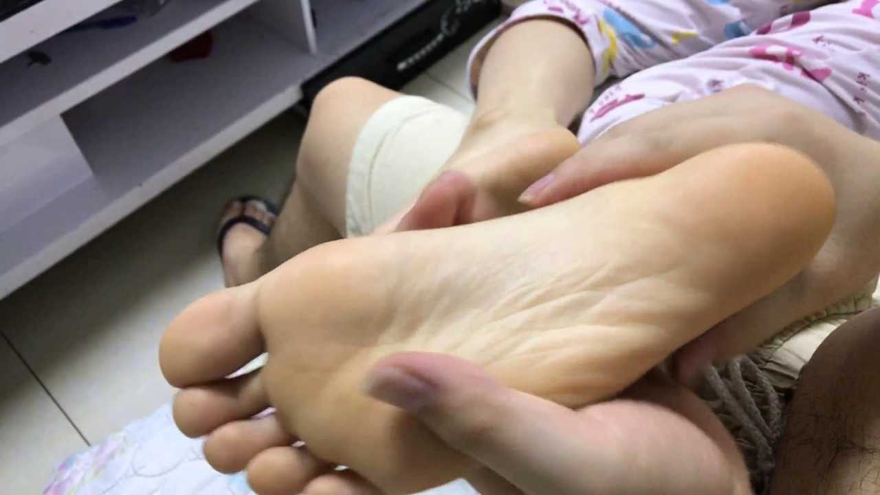 足控男沙发上捏住自己女友可爱裸足疯狂TK_绳艺库视频下载