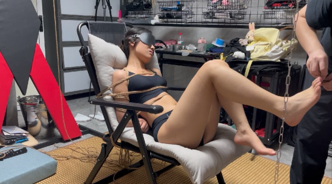 漂亮大学生苏苏超痛姿势脚指拷吊起+挠脚心惩罚！_绳艺库视频下载